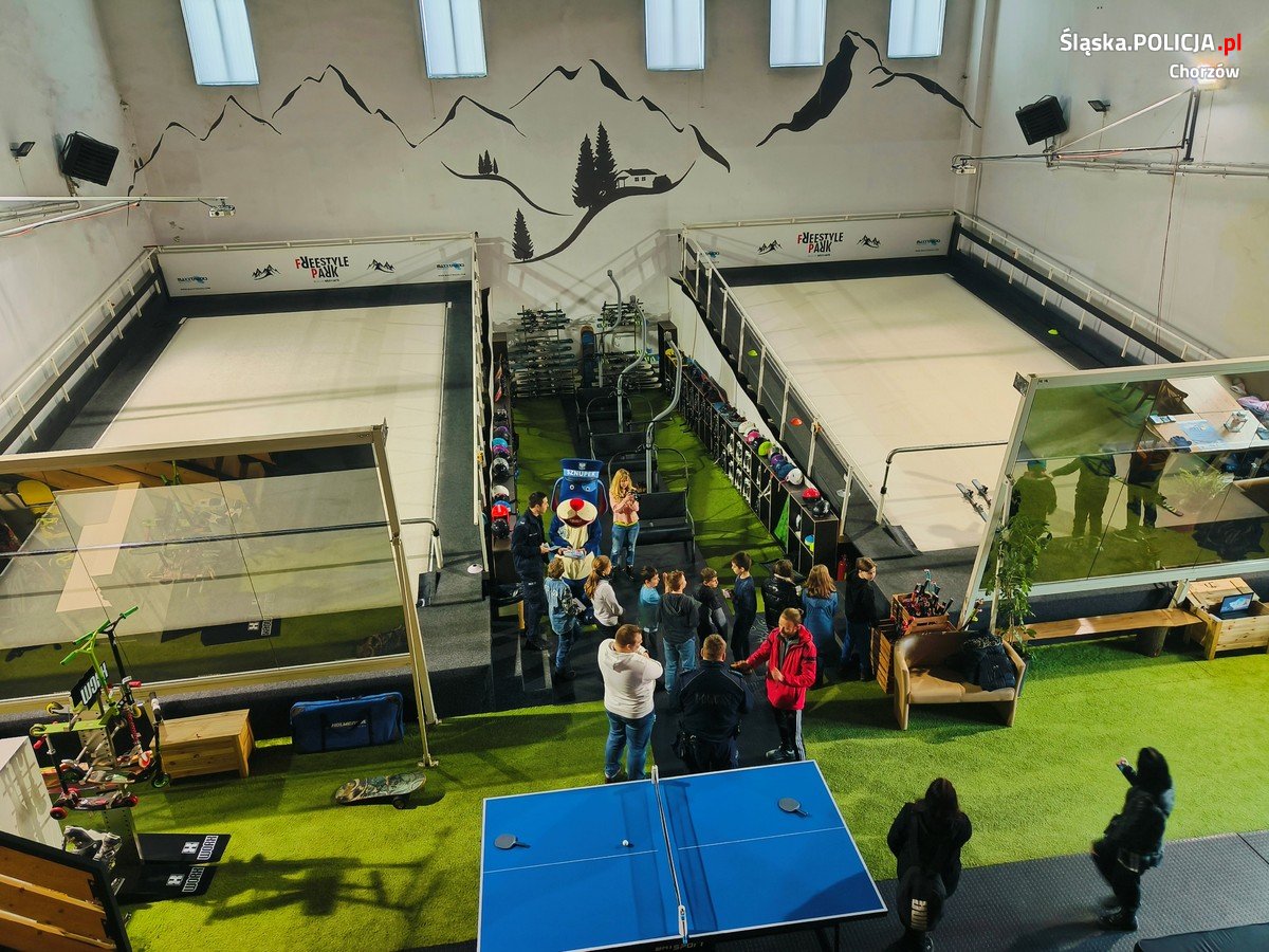 Chorzowscy dzielnicowi na stoku narciarskim spotkali się z dziećmi