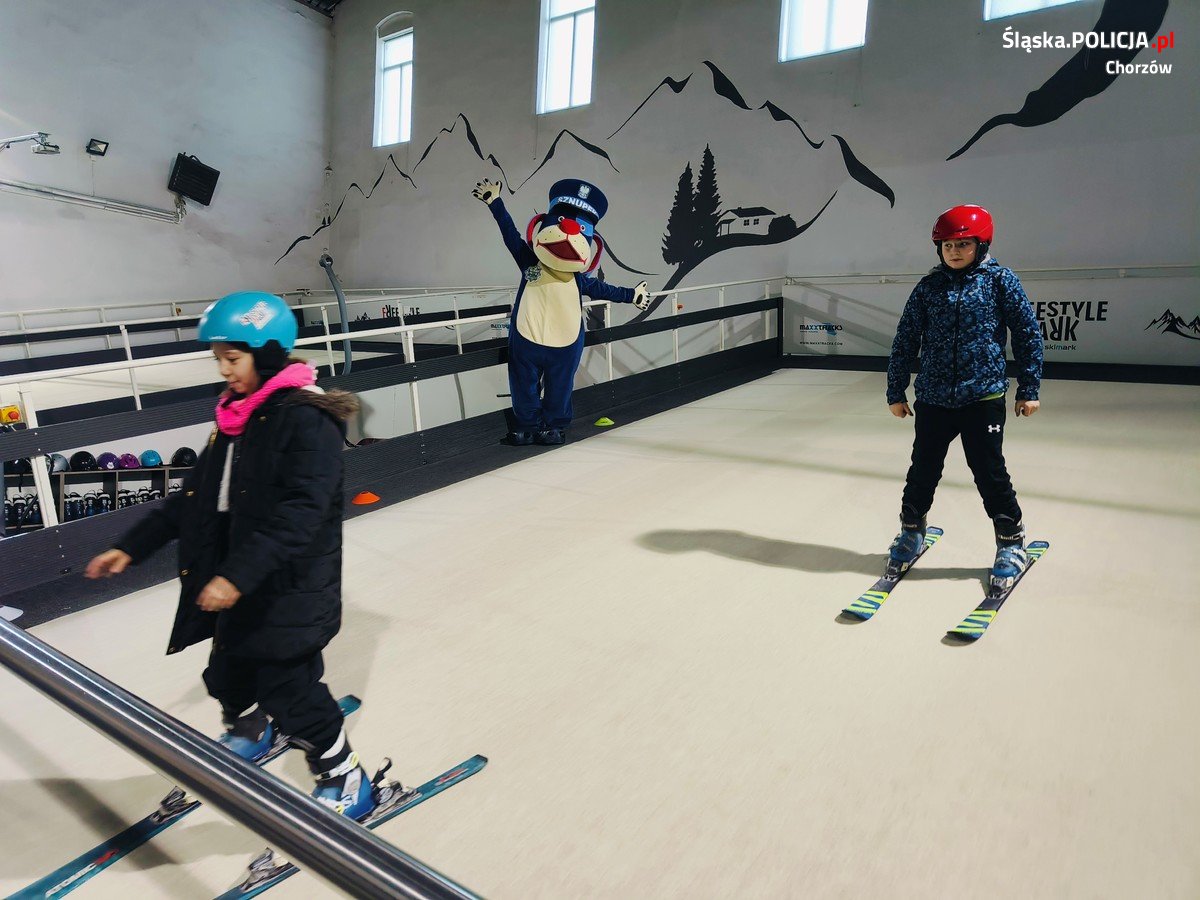 Chorzowscy dzielnicowi na stoku narciarskim spotkali się z dziećmi
