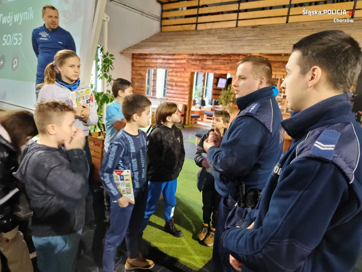 Chorzowscy dzielnicowi na stoku narciarskim spotkali się z dziećmi