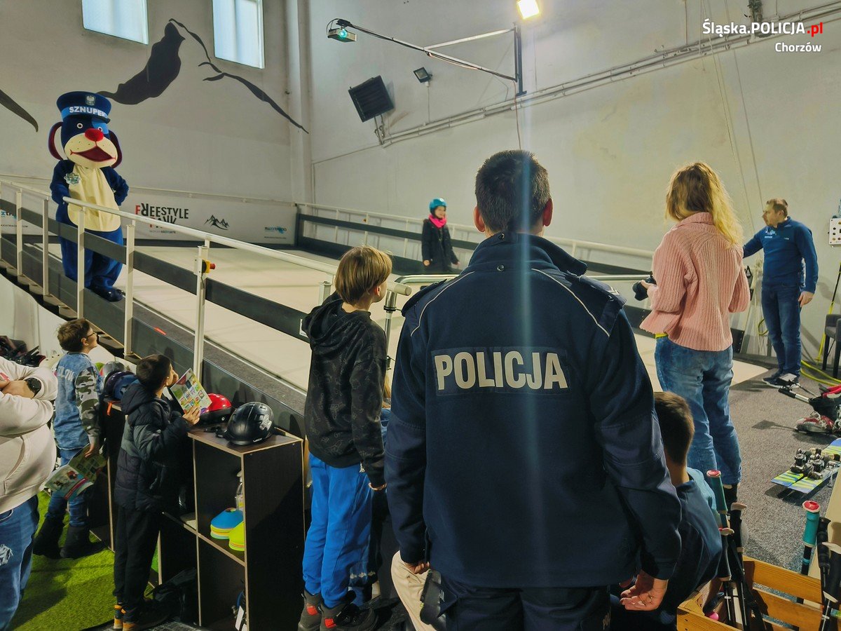 Chorzowscy dzielnicowi na stoku narciarskim spotkali się z dziećmi