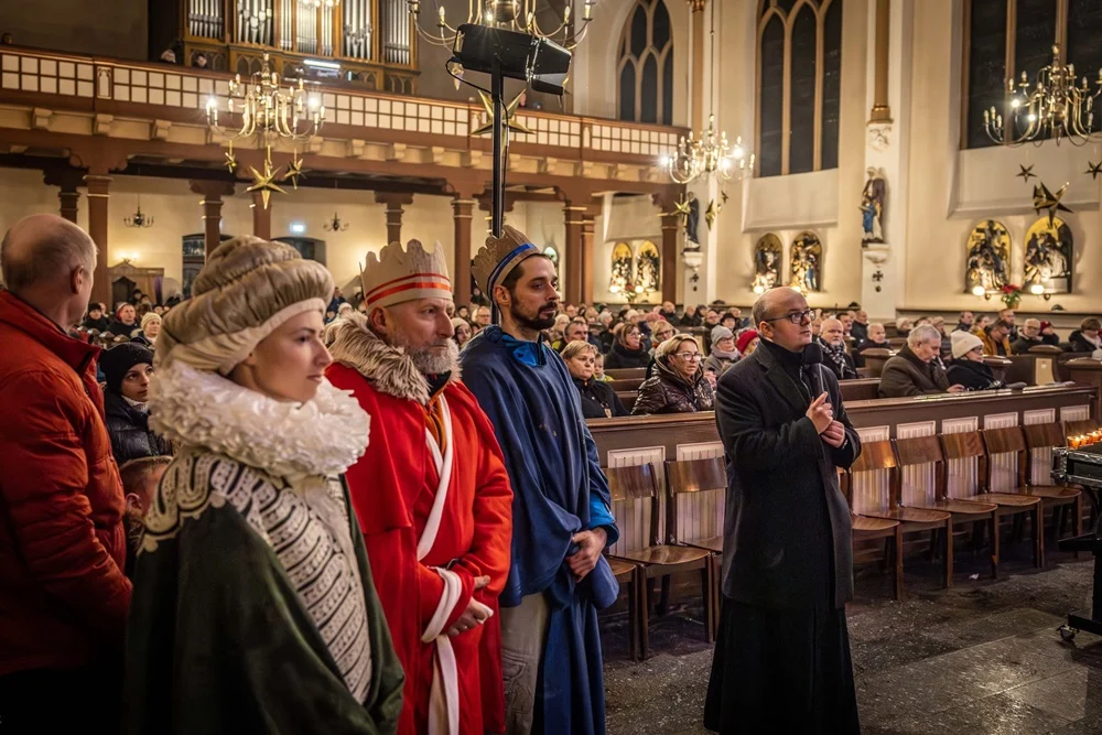 Barwny Orszak Trzech Króli przeszedł ulicami Świętochłowic [ZDJĘCIA]