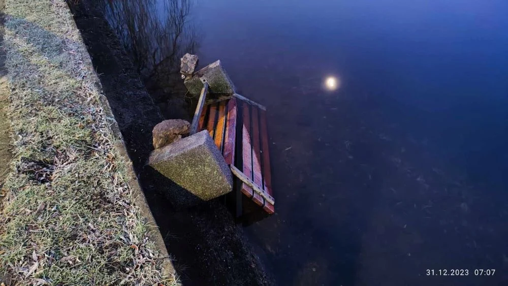 Wandale wrzucili ławkę do stawu na „Skałce”. Sprawa trafiła na policję