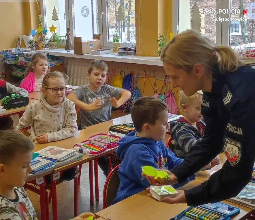 "Bezpieczeństwo na stoku". Świętochłowicka policjantka odwiedziła SP nr 3