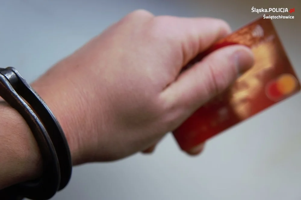 Ufundował kolegom hamburgery i przejażdżkę na hulajnodze... znalezioną kartą!