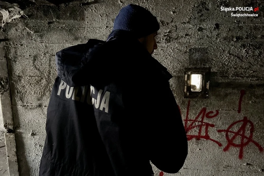 Świętochłowiccy strażnicy miejscy i policjanci sprawdzają miejsca osób bezdomnych