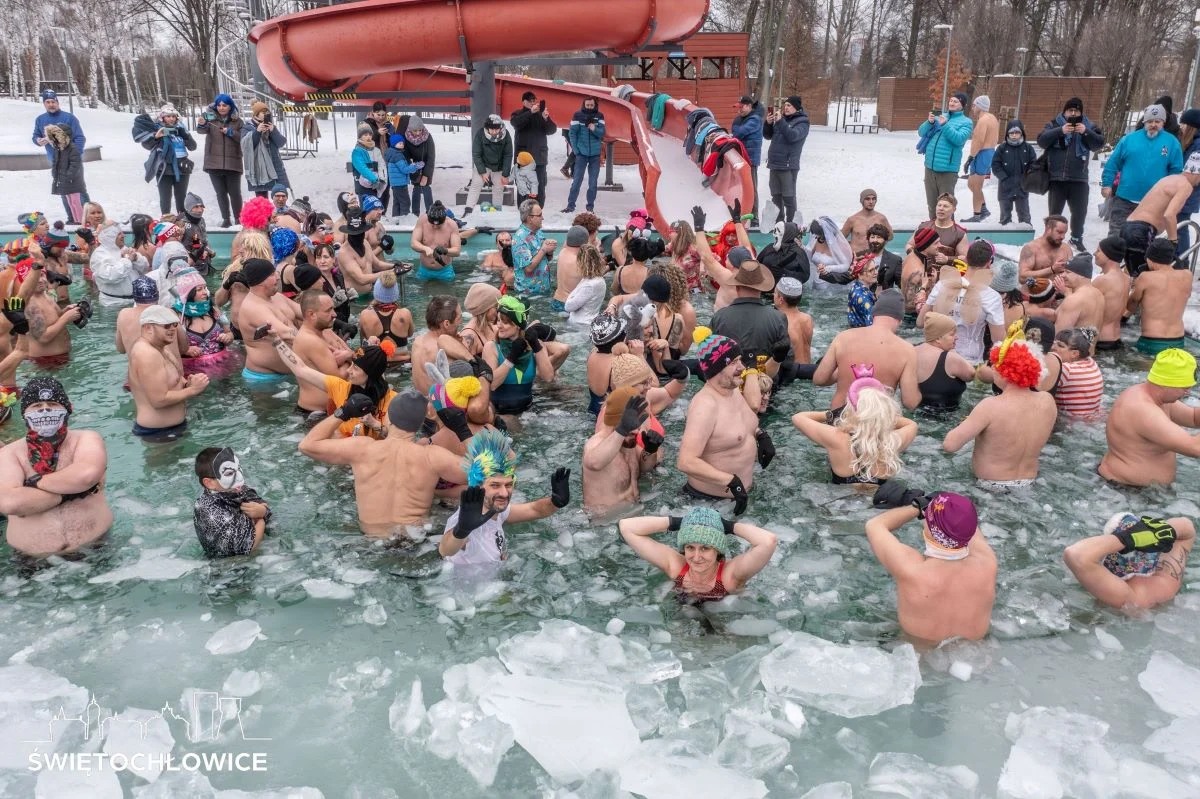 Za nami coroczne bicie rekordu w ilości osób morsujących jednocześnie [ZDJĘCIA]