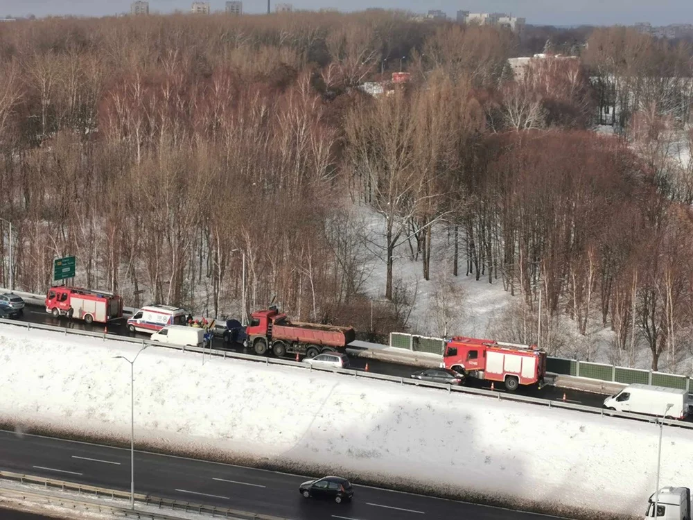Wypadek na zjeździe z DTŚ. Samochód ciężarowy najechał na osobówkę!