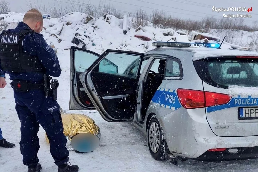 Świętochłowiccy policjanci uchronili mężczyznę przed wychłodzeniem