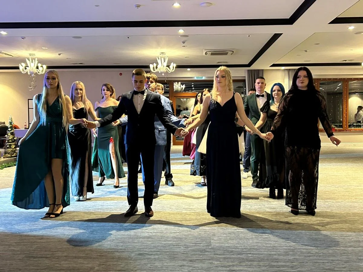 Rozpoczął się sezon studniówkowy. Maturzyści LO im. J. Kochanowskiego zatańczyli poloneza