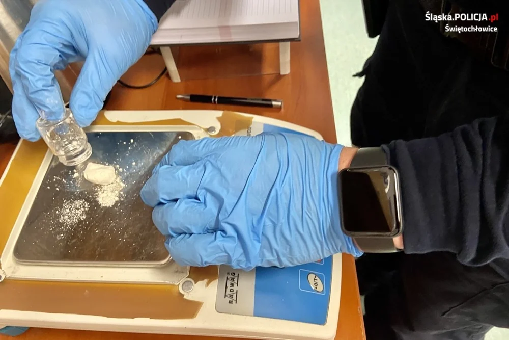 Świętochłowice: Wyrzuciła narkotyki przez okno... prosto pod nogi policjanta!