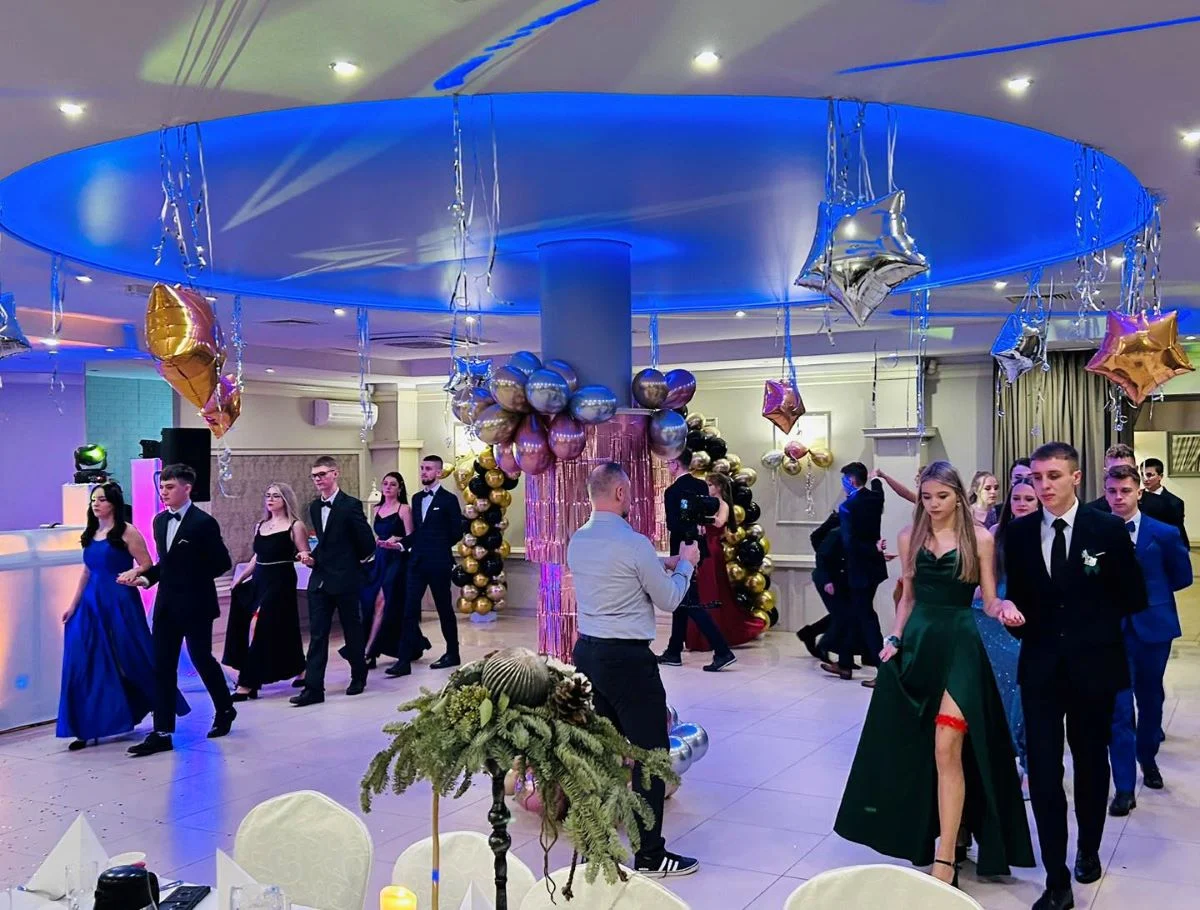 Kolejni uczniowie klas maturalnych już po studniówce! Tym razem to uczniowie z II LO