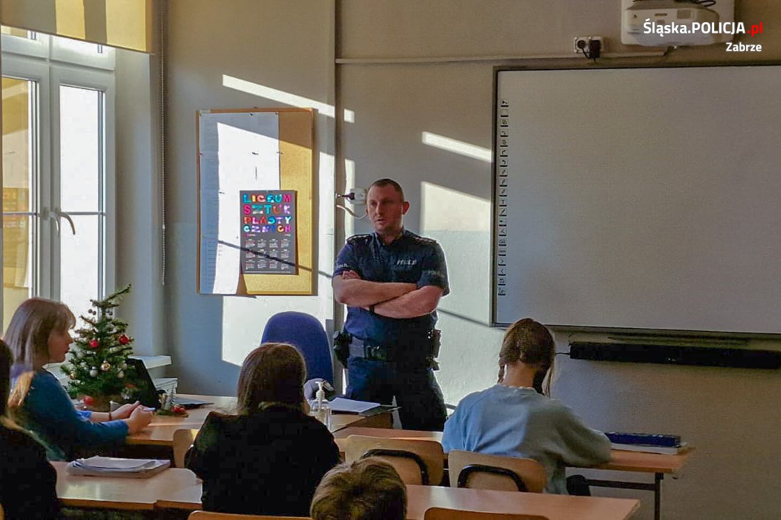 Dzielnicowi z zabrzańskiej jedynki z wizytą u uczniów