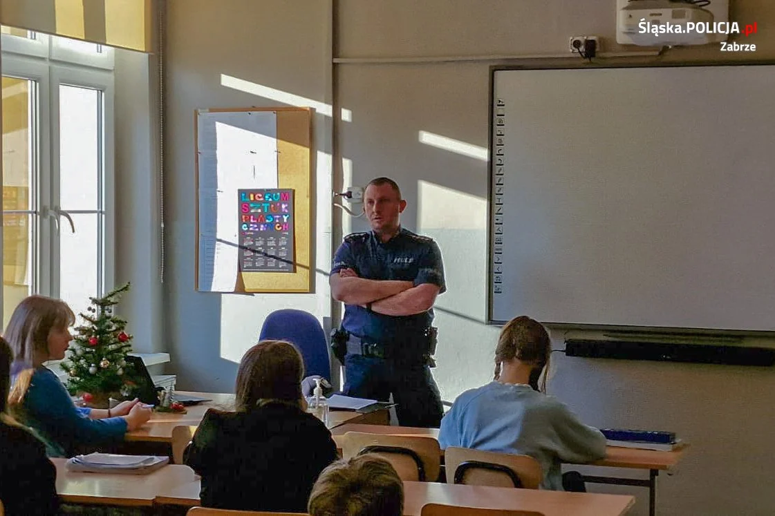 Dzielnicowi z zabrzańskiej jedynki z wizytą u uczniów
