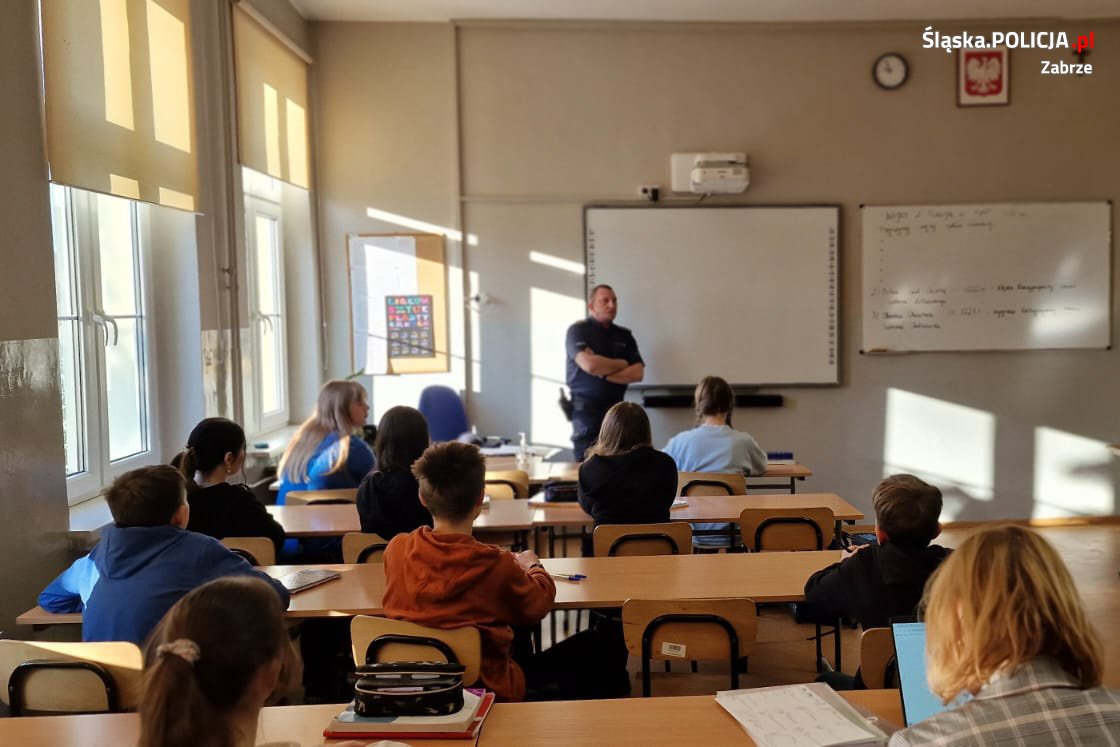 Dzielnicowi z zabrzańskiej jedynki z wizytą u uczniów
