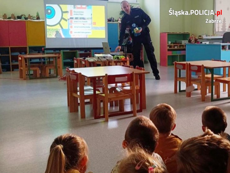 Policjant rozmawiał z najmłodszymi o bezpieczeństwie w trakcie ferii zimowych