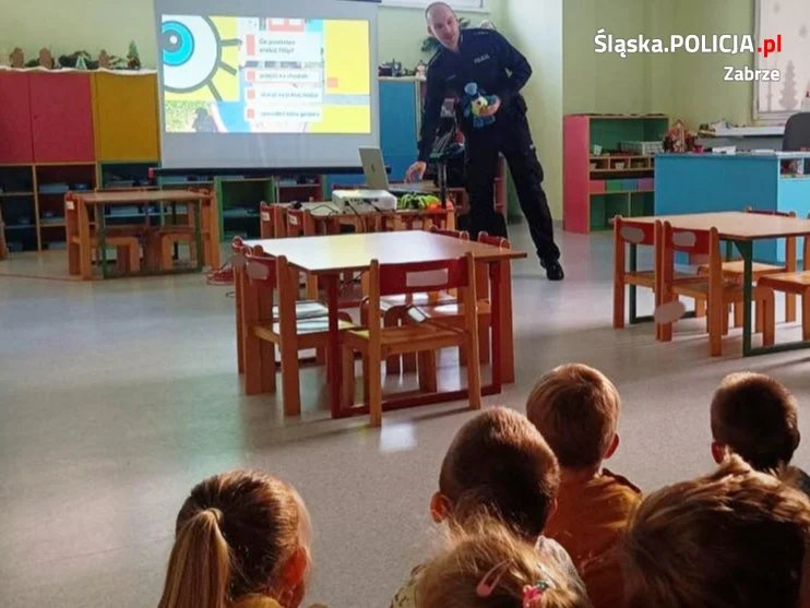 Policjant rozmawiał z najmłodszymi o bezpieczeństwie w trakcie ferii zimowych
