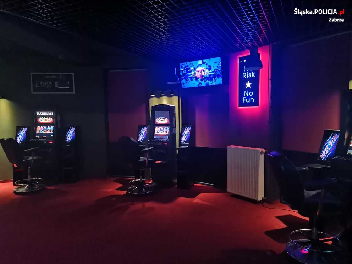 Przejęli nielegalne automaty do gier hazardowych i blisko 15 tysięcy złotych w gotówce!