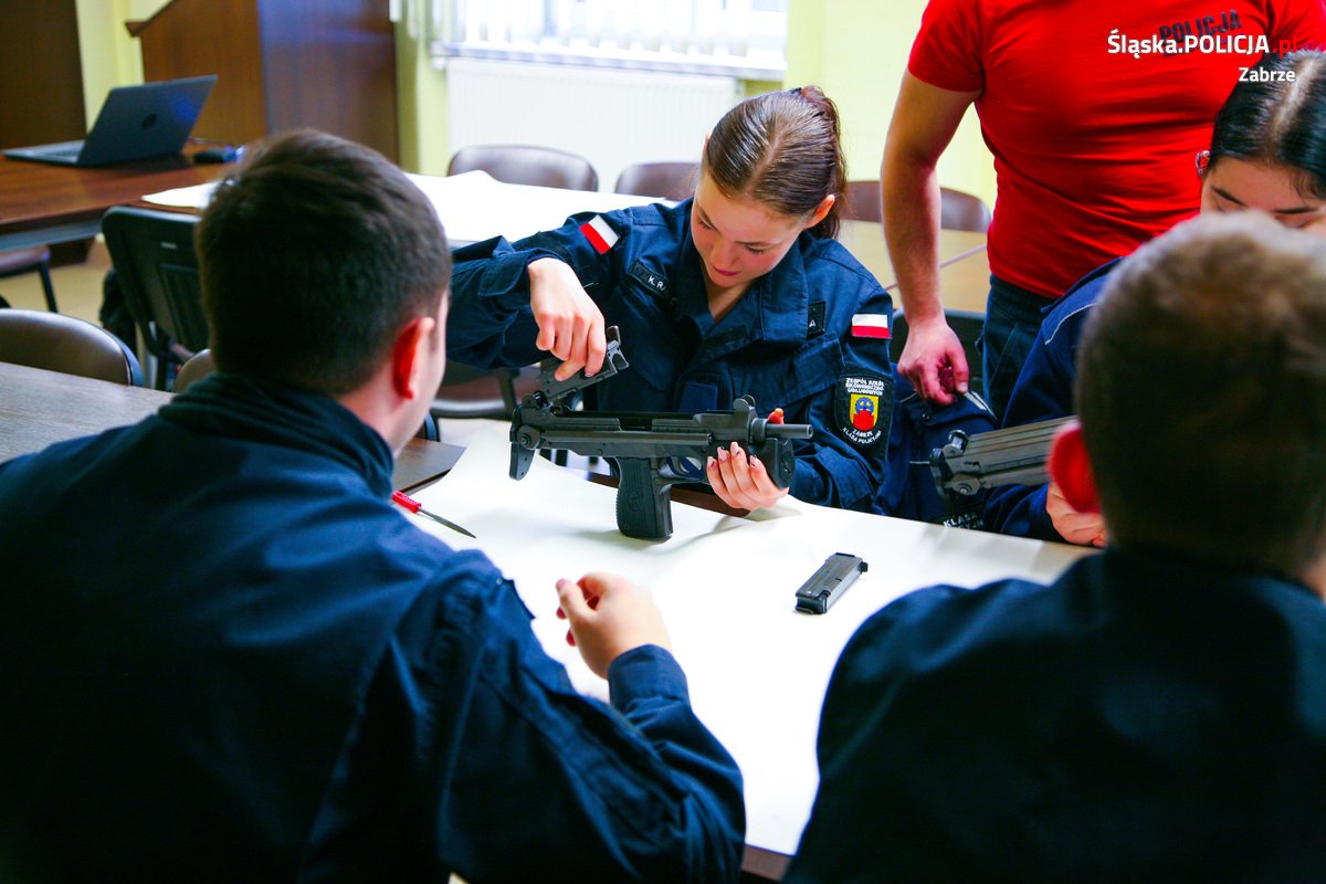 Uczniowie Zespołu Szkół Ekonomiczno-Usługowych odwiedzili zabrzańską komendę