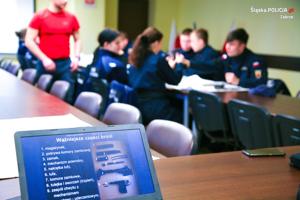 Uczniowie Zespołu Szkół Ekonomiczno-Usługowych odwiedzili zabrzańską komendę