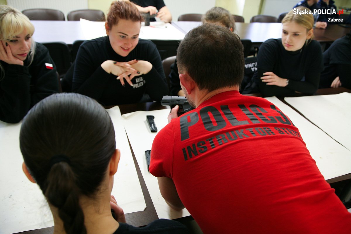 Uczniowie Zespołu Szkół Ekonomiczno-Usługowych odwiedzili zabrzańską komendę