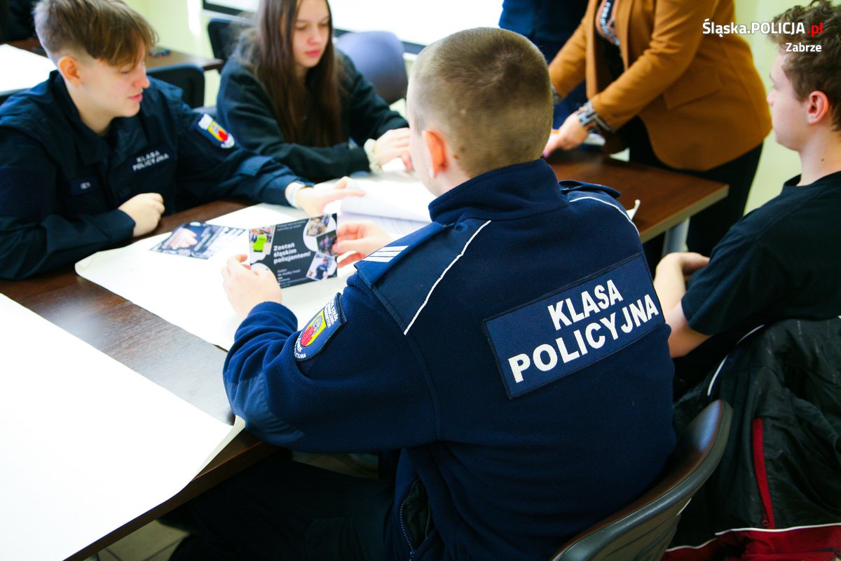 Uczniowie Zespołu Szkół Ekonomiczno-Usługowych odwiedzili zabrzańską komendę