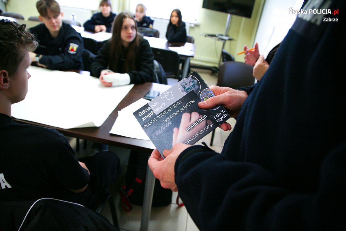 Uczniowie Zespołu Szkół Ekonomiczno-Usługowych odwiedzili zabrzańską komendę