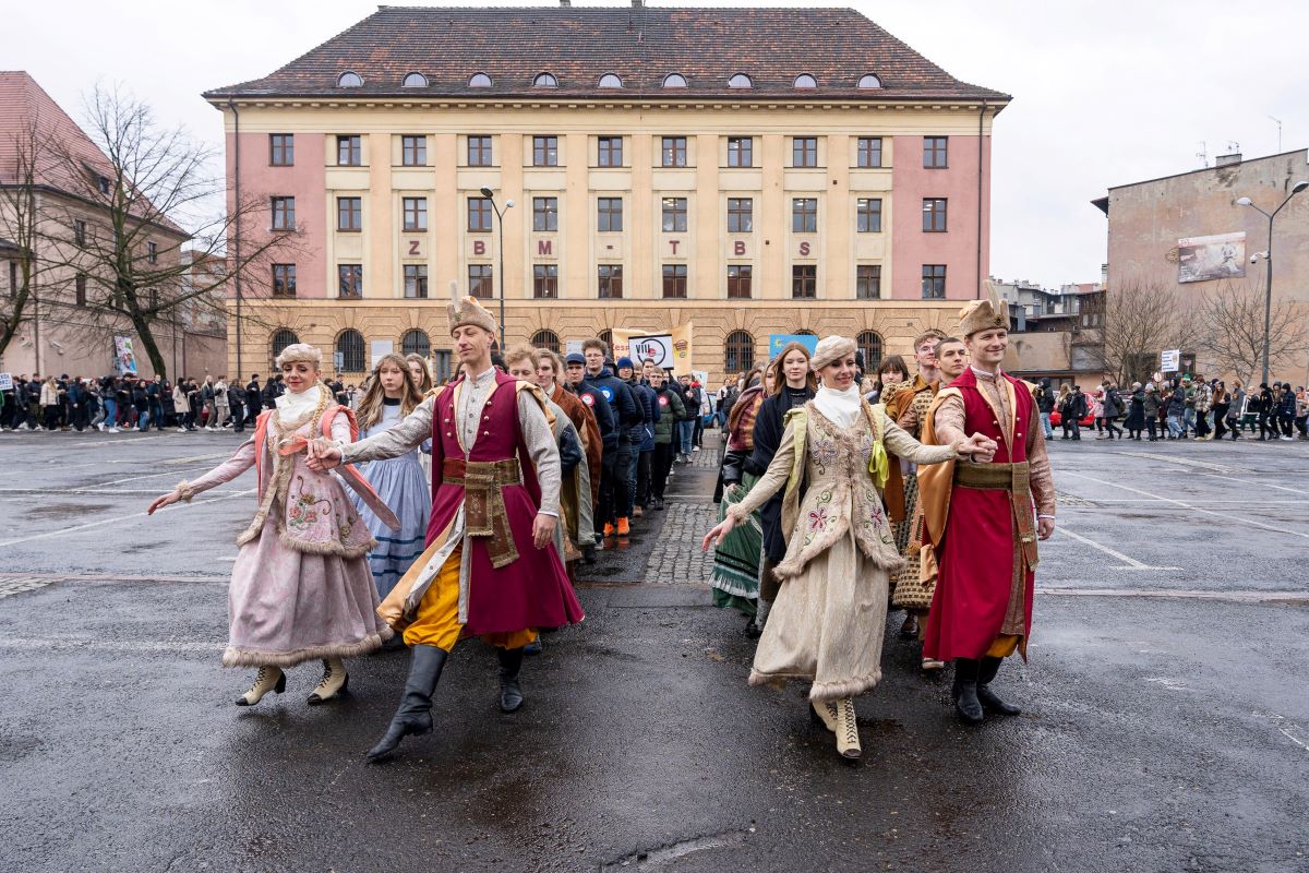 Tegorocznym maturzystom nie udało się zatańczyć poloneza na Placu Warszawskim