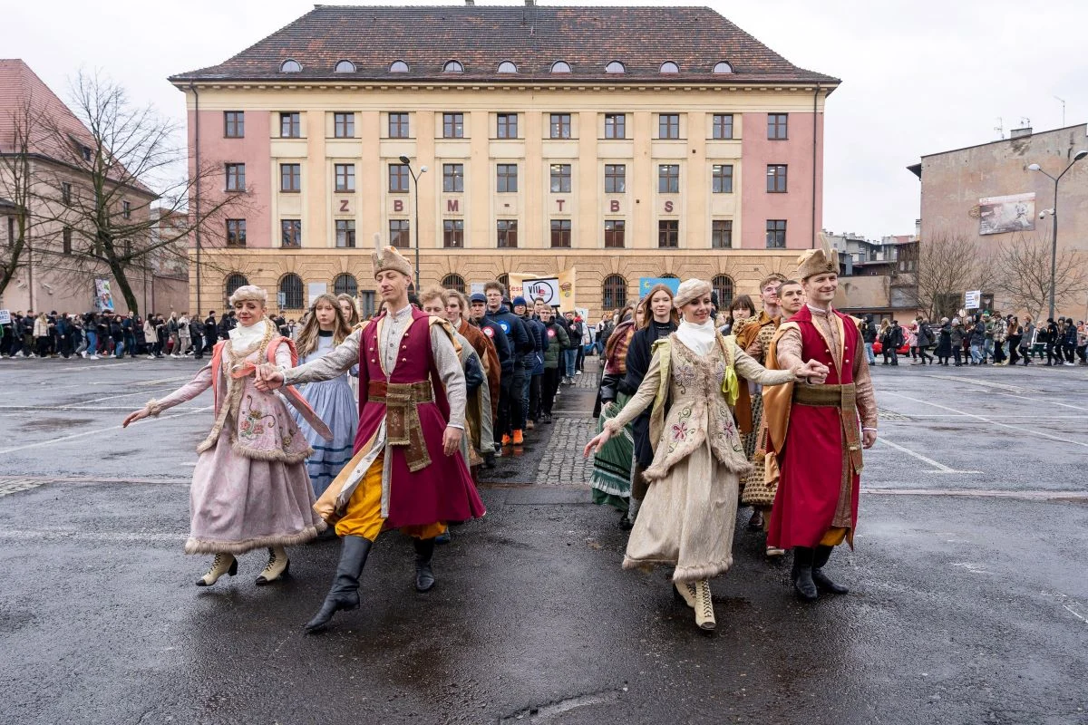 Tegorocznym maturzystom nie udało się zatańczyć poloneza na Placu Warszawskim