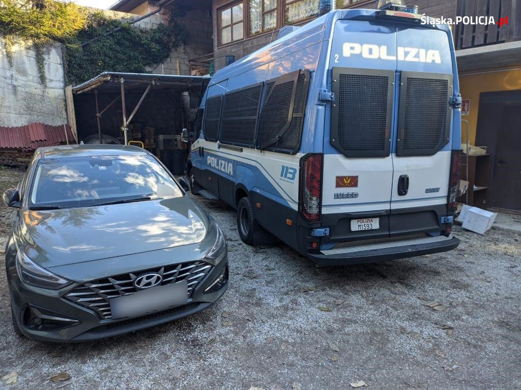 Śląscy policjanci na zabezpieczeniu Turnieju Interkontynentalnego Hokeja na lodzie we Włoszech