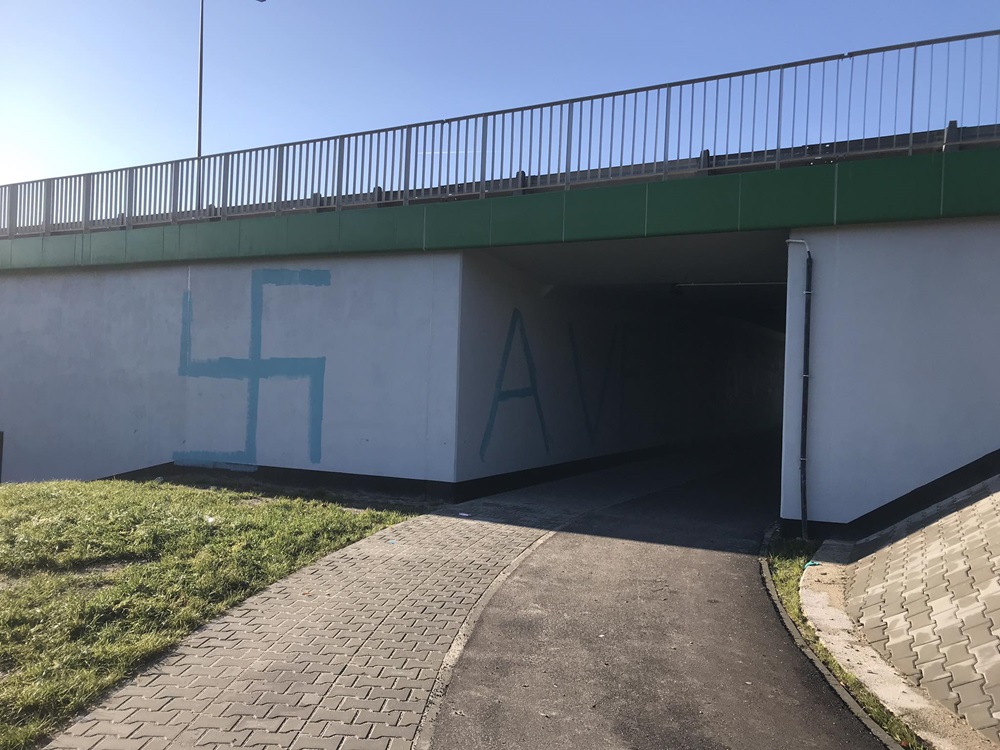 Swastyki oraz hasła propagujące nazizm wymalowane w przejściu pod trasą N-S