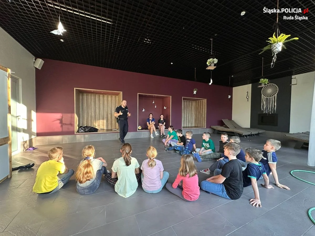 Uczestnicy półkolonii w Aquadromie uczą się bezpiecznego zimowego wypoczynku