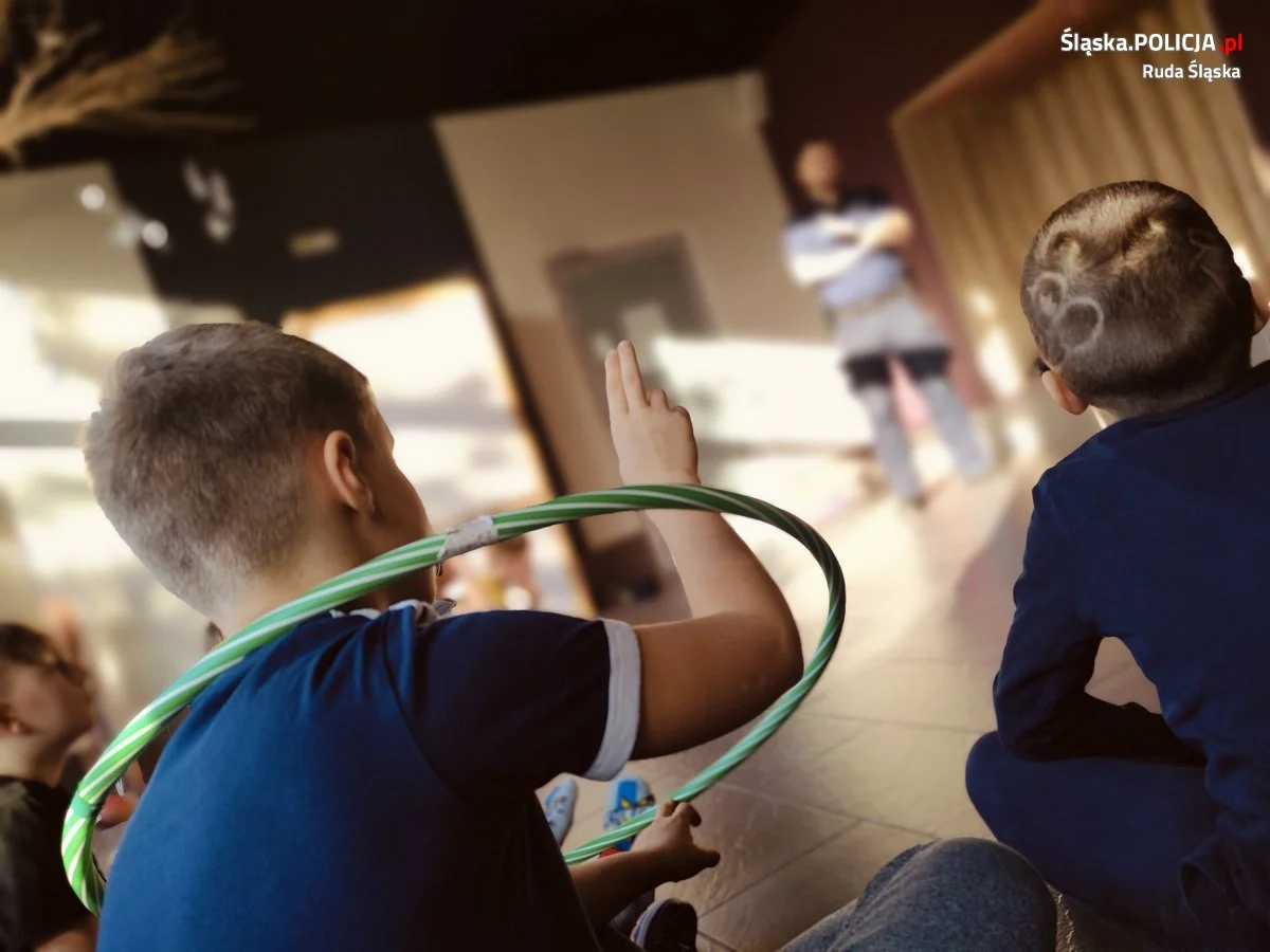 Uczestnicy półkolonii w Aquadromie uczą się bezpiecznego zimowego wypoczynku