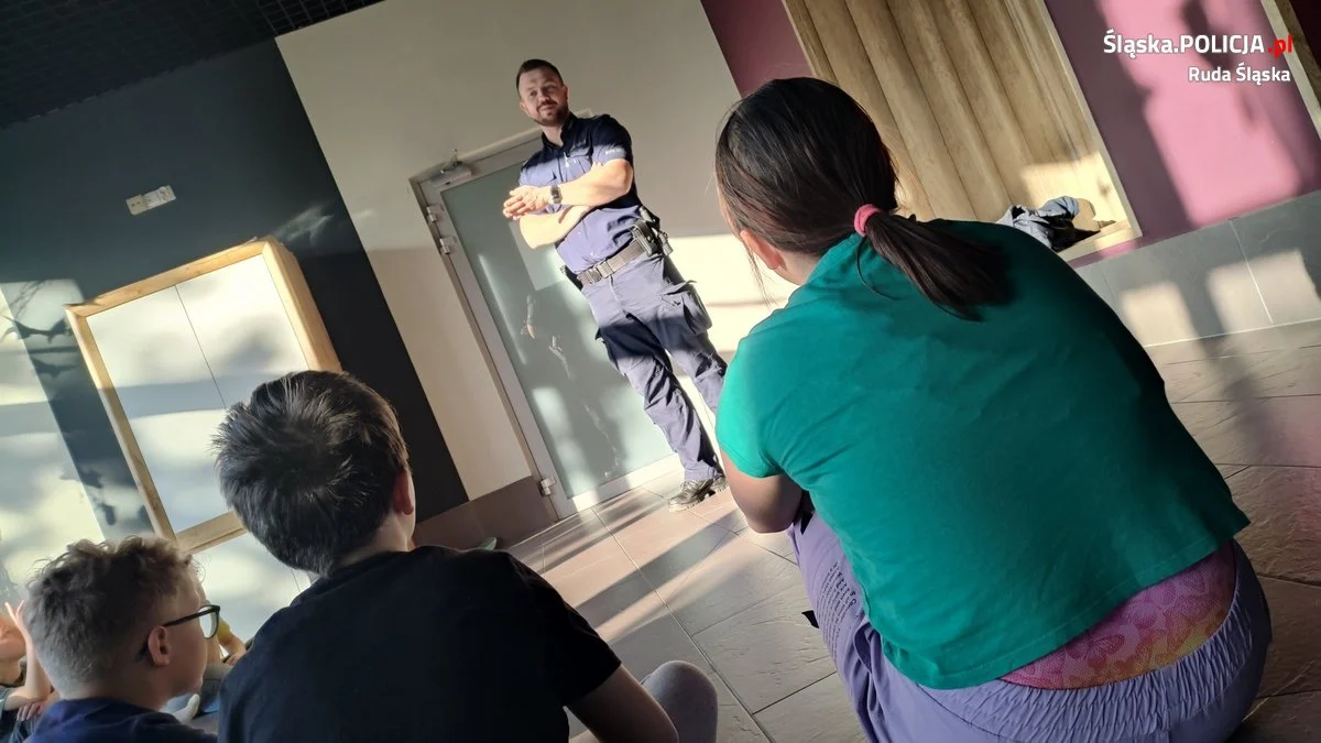 Uczestnicy półkolonii w Aquadromie uczą się bezpiecznego zimowego wypoczynku