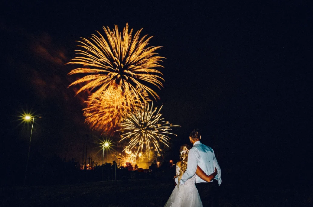 Pokaz fajerwerków na weselu – co rozważyć przy wyborze wyrzutni fajerwerków?