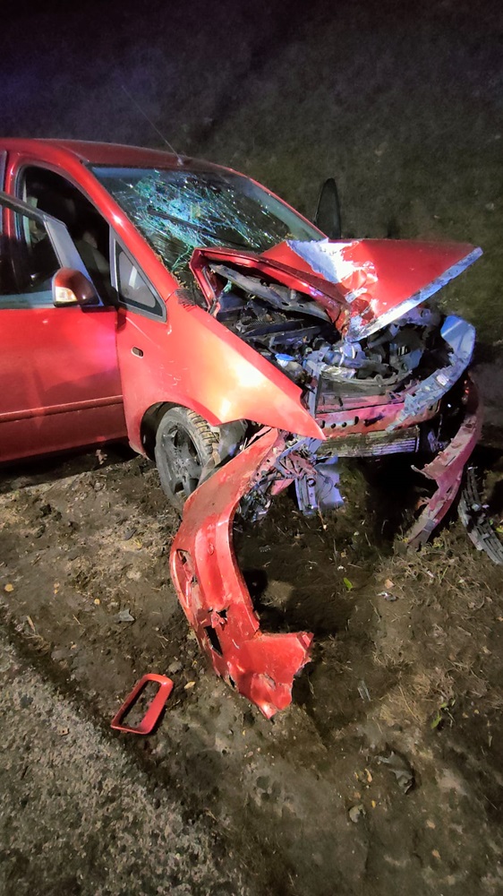 Wypadek na A4 - samochód uderzył w słup oświetleniowy. Wśród poszkodowanych dwoje dzieci