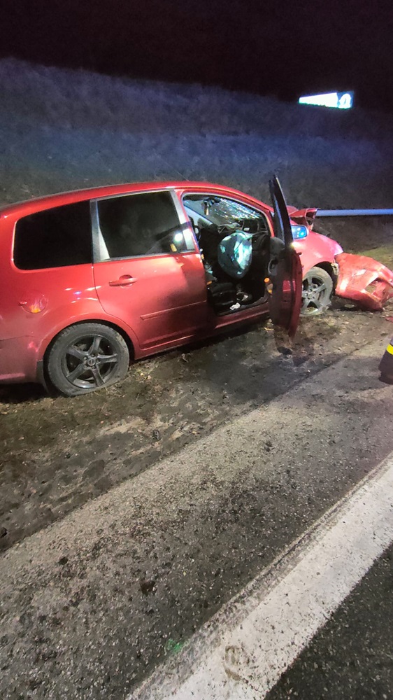 Wypadek na A4 - samochód uderzył w słup oświetleniowy. Wśród poszkodowanych dwoje dzieci