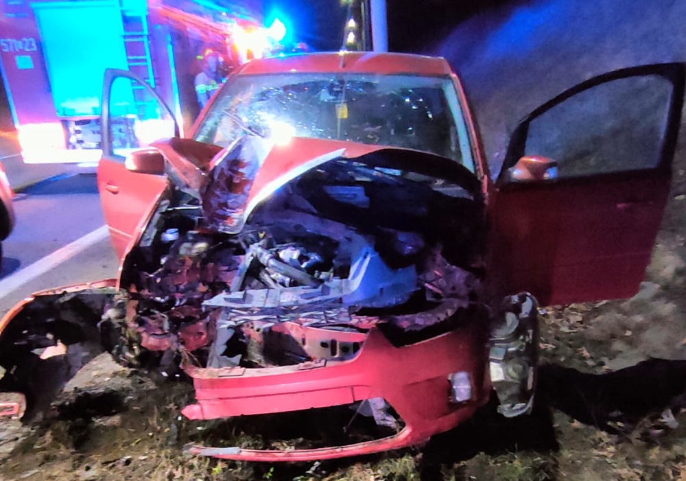 Wypadek na A4 - samochód uderzył w słup oświetleniowy. Wśród poszkodowanych dwoje dzieci