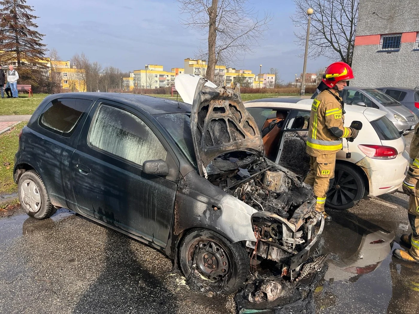 Pożar pojazdów na ul. Fojkisa 16! Strażacy dogaszają miejsce zdarzenia