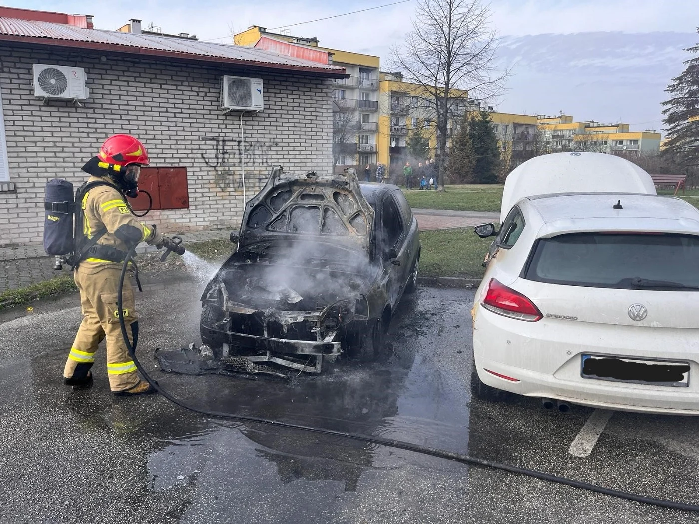 Pożar pojazdów na ul. Fojkisa 16! Strażacy dogaszają miejsce zdarzenia