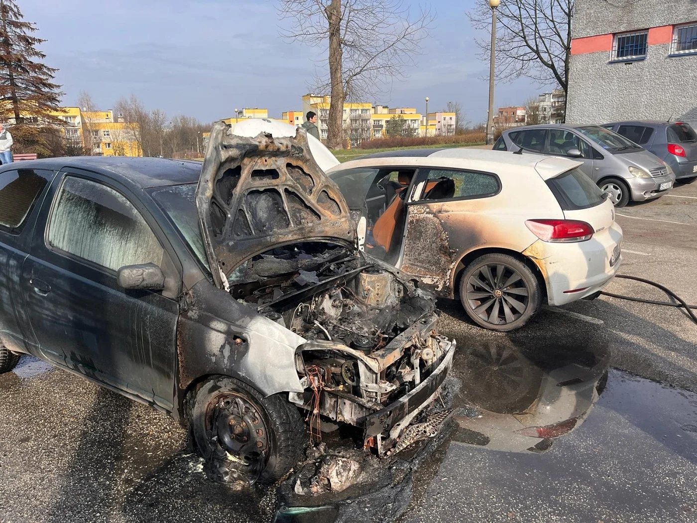 Pożar pojazdów na ul. Fojkisa 16! Strażacy dogaszają miejsce zdarzenia