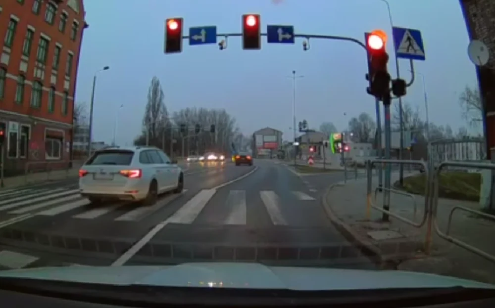 To nagranie udowodniło, że kamery na skrzyżowaniu ulic 1 Maja i Kokota są bardzo potrzebne