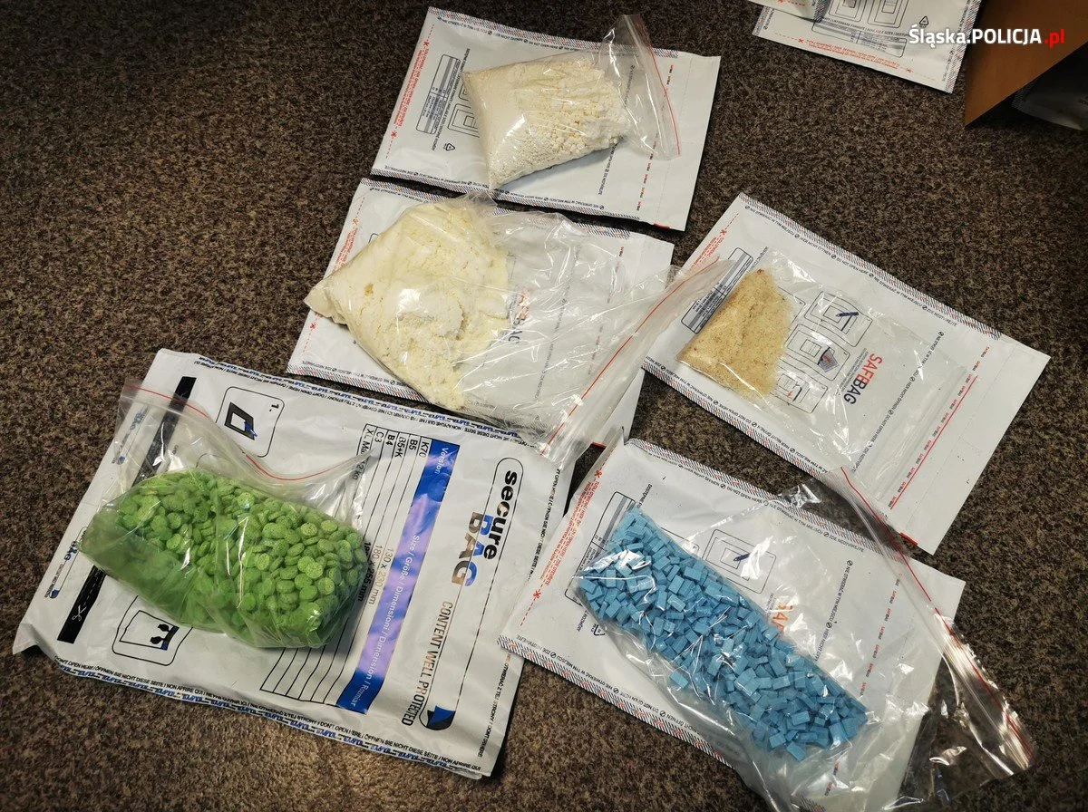 Suczka Beti wywęszyła 19 kg tytoniu do palenia w paczkach kurierskich!
