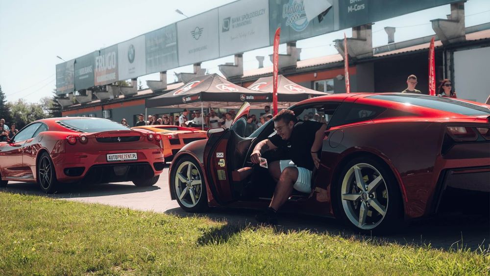 Jak przygotować się do jazdy po torze? Porady dla początkujących