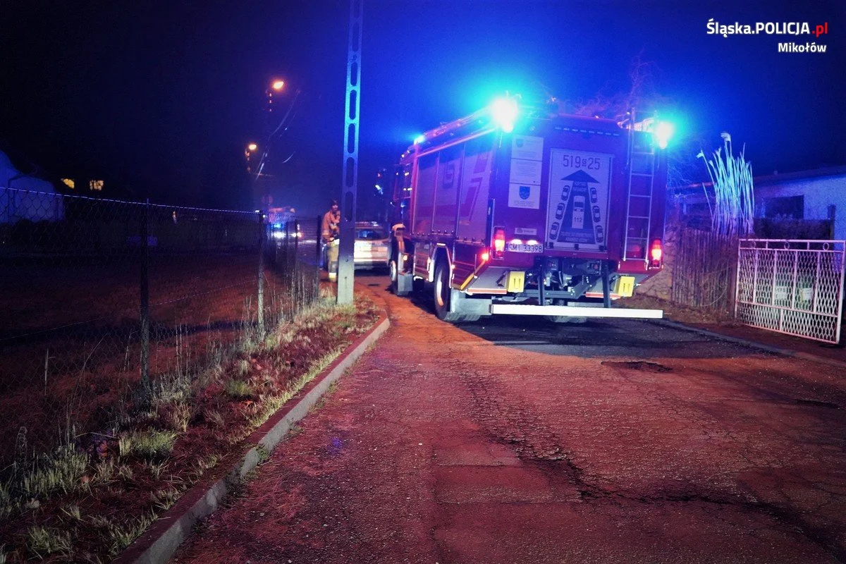 Łaziska Górne: Policjanci wydostali nastolatka z palącego się domu!