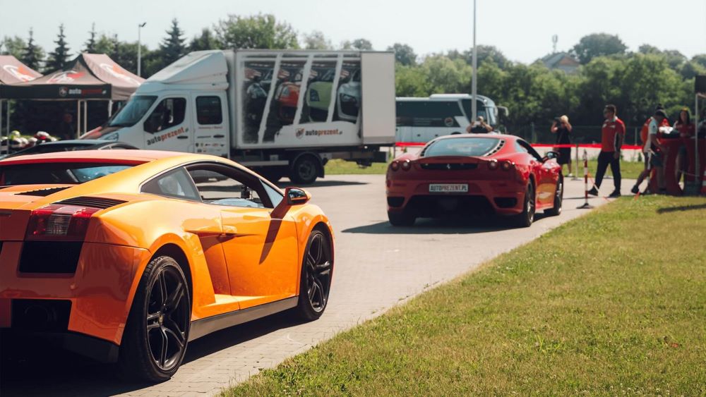 Porównanie torów wyścigowych w Polsce. Gdzie spełnić swoje marzenia o prędkości?