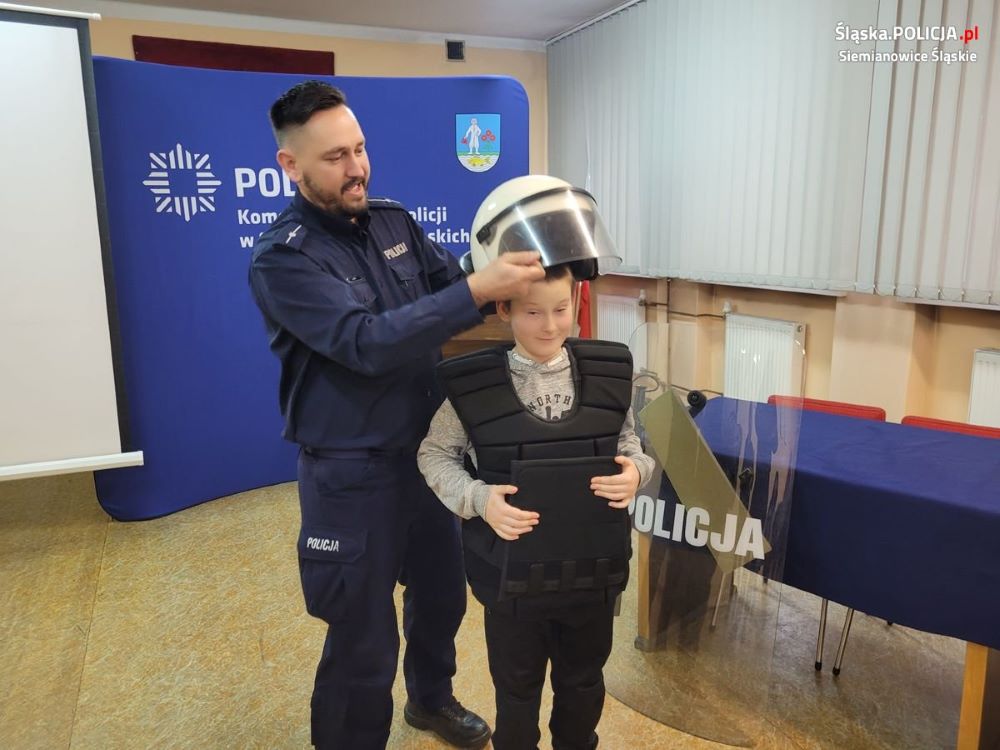 Akcja "Bezpieczne Ferie". Dzieci odwiedziły komendę w Siemianowicach Śląskich