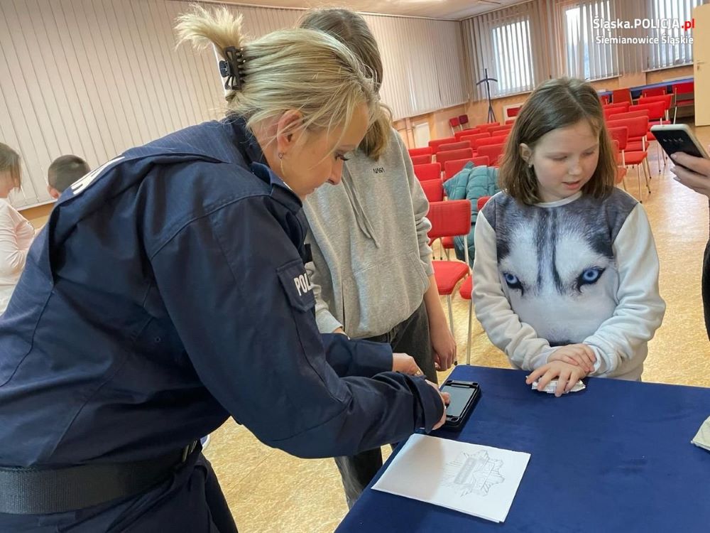 Akcja "Bezpieczne Ferie". Dzieci odwiedziły komendę w Siemianowicach Śląskich