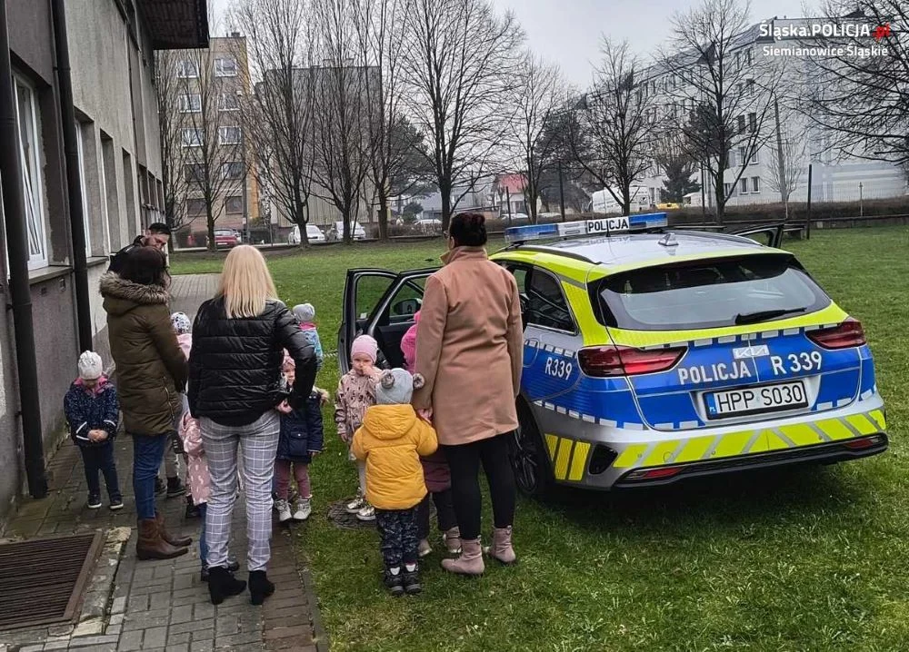 Siemianowicki dzielnicowy i profilaktyk odwiedzili przedszkolaków z szesnastki