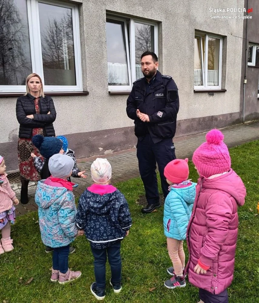 Siemianowicki dzielnicowy i profilaktyk odwiedzili przedszkolaków z szesnastki