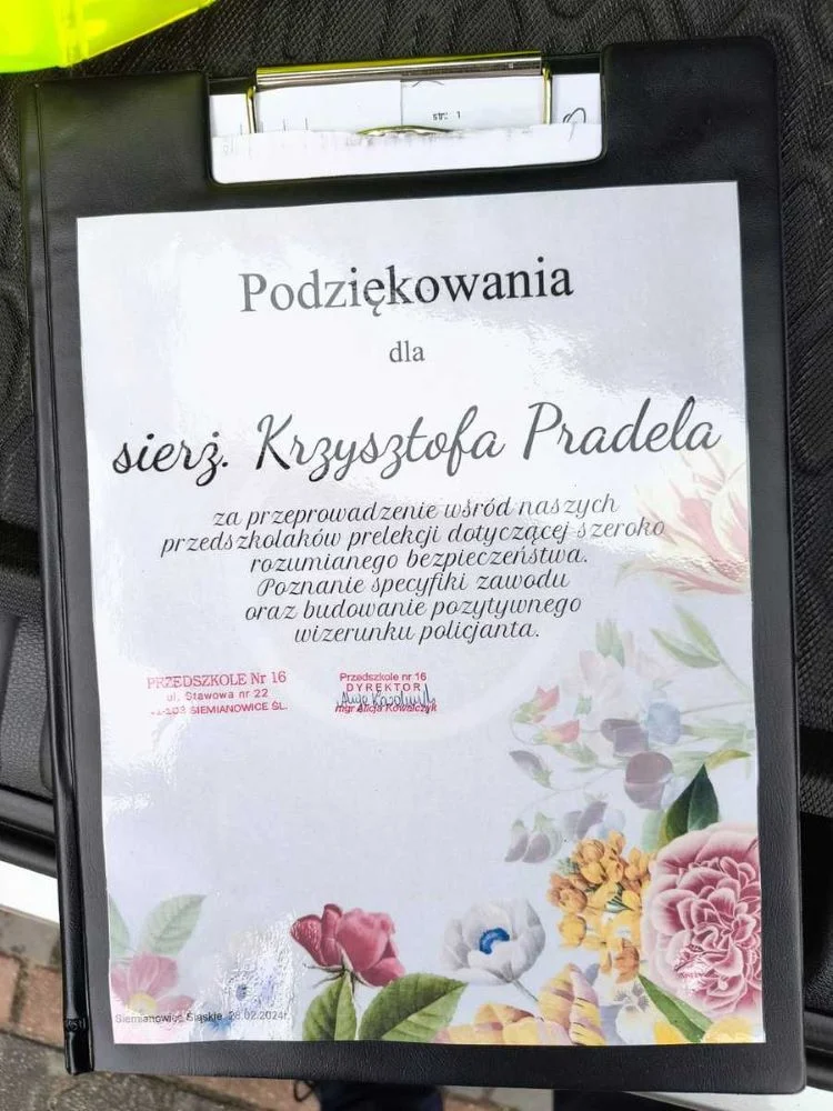 Siemianowicki dzielnicowy i profilaktyk odwiedzili przedszkolaków z szesnastki